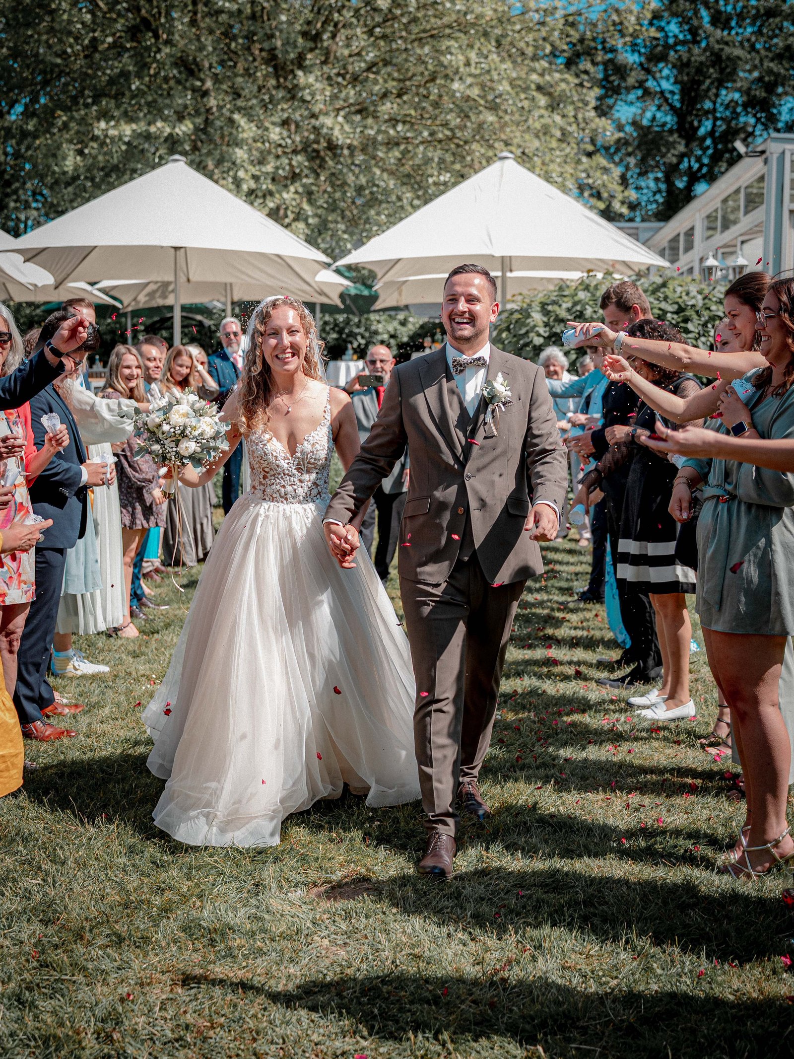 Hochzeitsreportage Düsseldorf - Brautpaar am Rheinufer